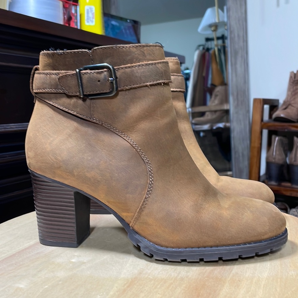 Clarks Women's Verona Lark Distressed Leather Buckle Ankle Boot SZ 9.5 Brown
